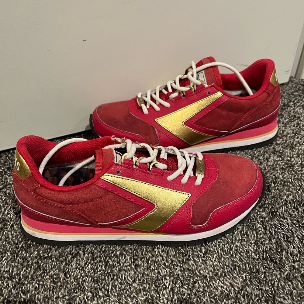 Brooks Chariot - Red & Gold